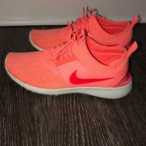 Womens Nike tennis shoes